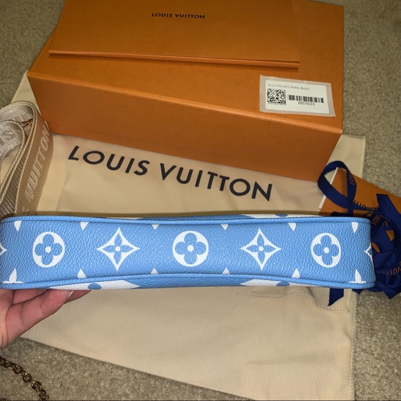 LV multiple Pochette by the pool - Picture 8 of 15